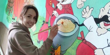 На Шполянщині вчителька розписала стіни ліцею (ФОТО)