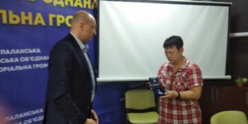 На Уманщині матері полеглого воїна вручили нагороду сина