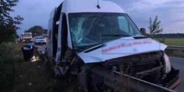 На Уманщині мікроавтобус в’їхав у відбійник: є постраждалі (ФОТО)