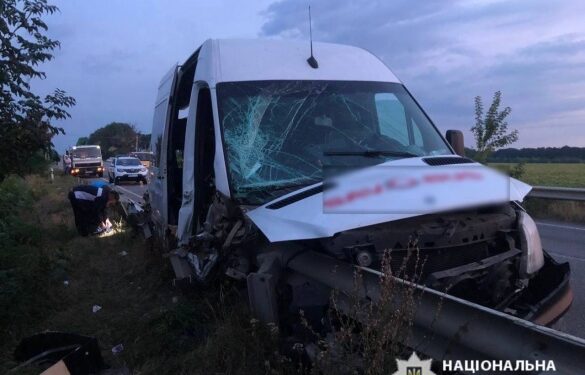 На Уманщині мікроавтобус в’їхав у відбійник: є постраждалі (ФОТО)