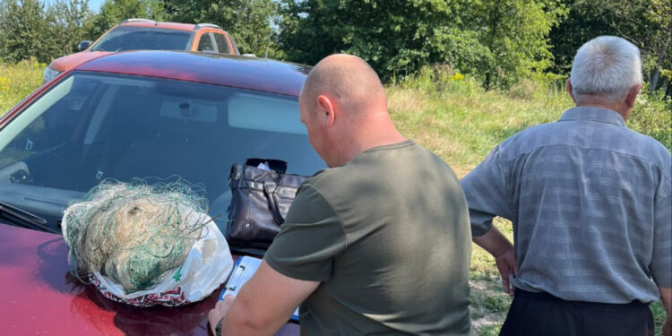 На Звягельщині оштрафували чоловіка: ловив рибу сітками | Журнал Житомира