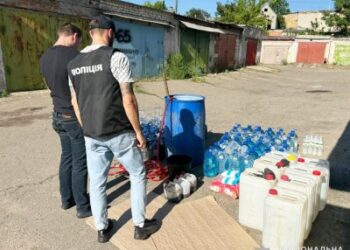 Організували підпільні цехи з виготовлення алкоголю – слідчі поліції звершили досудове розслідування відносно угруповання ділків фальсифікату у Миколаєві » Миколаївський Оглядач