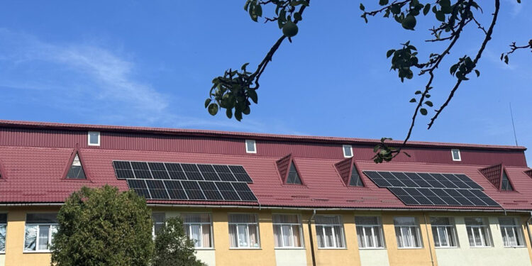 Перший етап вже зробили: як у Долині в дитсадку встановили першу комунальну сонячну станцію (ФОТОФАКТ)