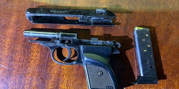 Погрожував зброєю людям – у Тернополі затримали чоловіка