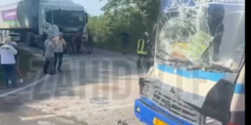 Рейсовий автобус потрапив в потрійну ДТП у селищі біля Львова: вісім пасажирів госпіталізували