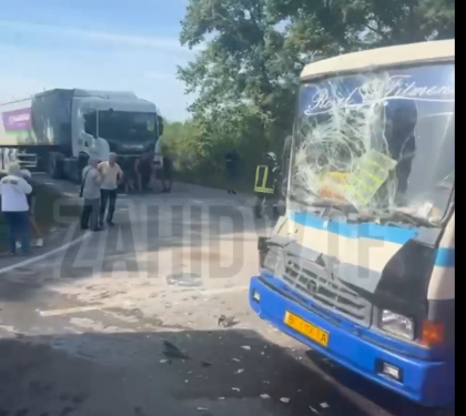 Рейсовий автобус потрапив в потрійну ДТП у селищі біля Львова: вісім пасажирів госпіталізували