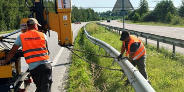 Ремонтують, прибирають, фарбують: на Житомирщині поліпшують стан доріг | Журнал Житомира