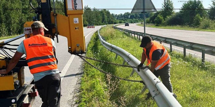 Ремонтують, прибирають, фарбують: на Житомирщині поліпшують стан доріг | Журнал Житомира