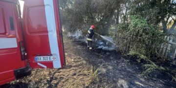 Рятувальники на Шепетівщині довелось ліквідовувати пожежу дерев’яного паркану —Хмельнитчина