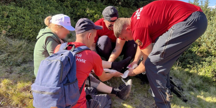Травмувалася в горах: прикарпатські рятувальники допомогли іноземній туристці (ФОТО)