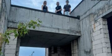 У Черкасах троє дітей залізли на дах недобудови та не могли спуститися
