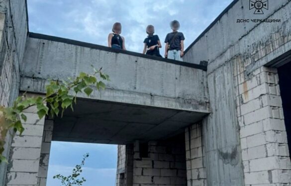 У Черкасах троє дітей залізли на дах недобудови та не могли спуститися