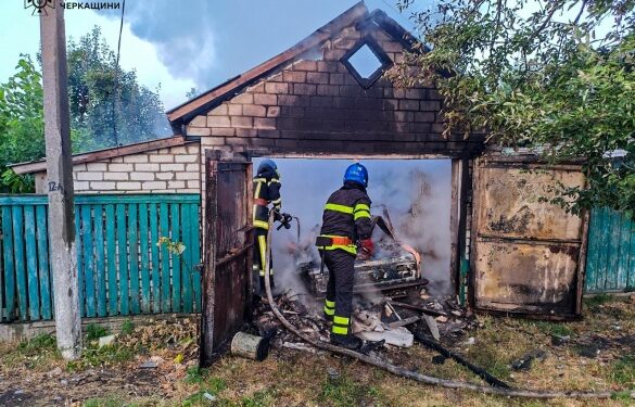У Черкаському районі у гаражі горіла автівка