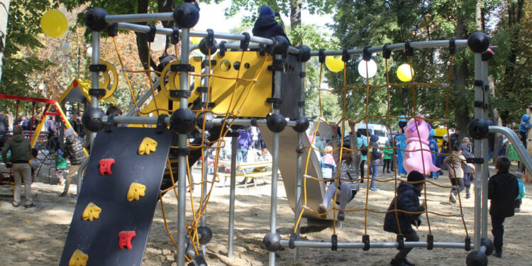 У Полтаві замовляють ремонт ігрових майданчиків