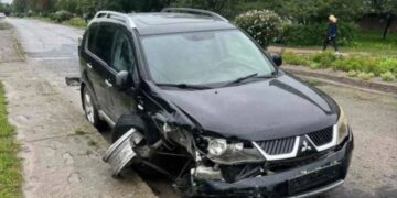 У Славуті автомобіль із гуркотом та без колеса тікав з місця ДТП (відео) —Хмельнитчина