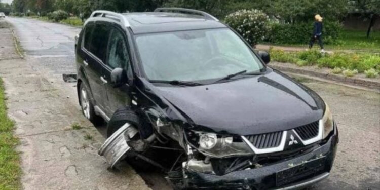 У Славуті автомобіль із гуркотом та без колеса тікав з місця ДТП (відео) —Хмельнитчина