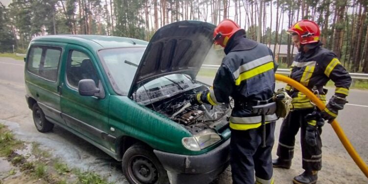 У Судилкові палала господарча будівля, а в Славуті — автомобіль (відео) —Хмельнитчина