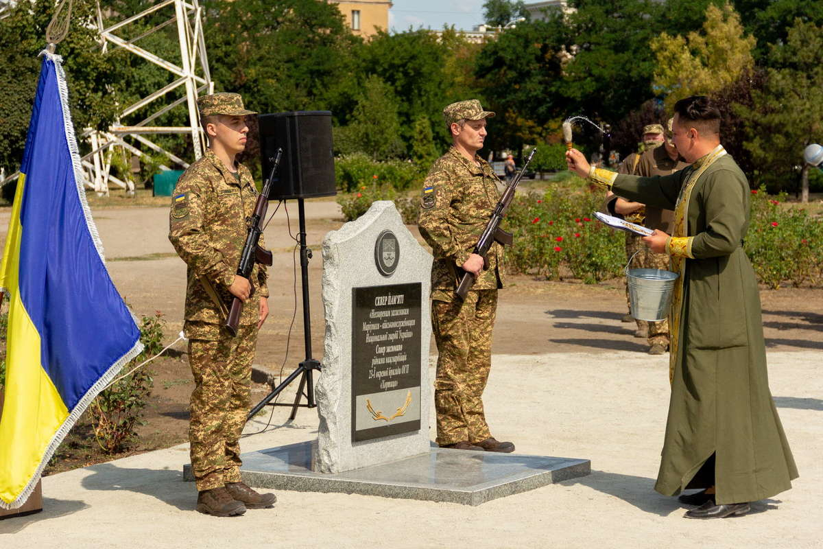 У Запоріжжі відкрили Алею Слави захисникам Маріуполя - фото