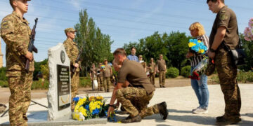 У Запоріжжі з’явилась Алея Слави захисникам Маріуполя з пам’ятним знаком | Новости Запорожья