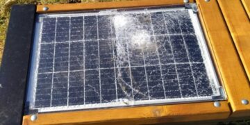 У Золотоношу вандали зламали лавку, на якій була встановлена сонячна панель