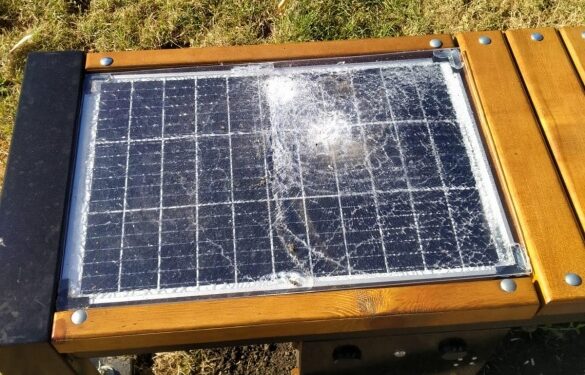 У Золотоношу вандали зламали лавку, на якій була встановлена сонячна панель