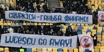Ультрас «Динамо» выступает против руководителя клуба Григория Суркиса, считая его врагом Украины