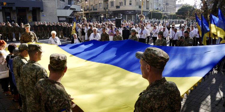 В Івано-Франківську урочисто підняли у небо український прапор (ФОТО)