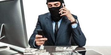 “Вашу карту заблокували”: шахраї ошукали прикарпатця на 65 тисяч гривень