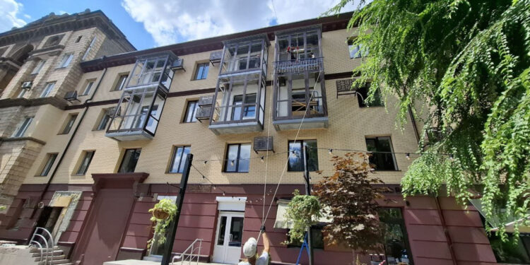 Відбудова багатоповерхівок у Запоріжжі – роботи в будинку по вулиці Миру мають завершити за місяць | Новости Запорожья