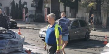 Внаслідок ДТП з Tesla у Львові утворився затор і змінював маршрут трамвай №6: є потерпіла