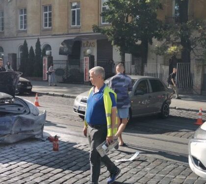 Внаслідок ДТП з Tesla у Львові утворився затор і змінював маршрут трамвай №6: є потерпіла