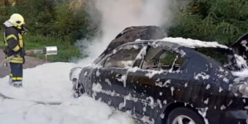 Загорівся моторний відсік: на Прикарпатті ліквідували пожежу автомобіля (ФОТО)