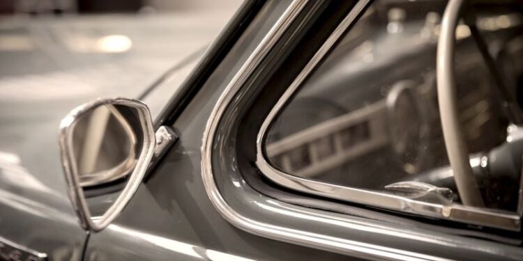 Житель Шепетівщини, чиє авто облили невідомою речовиною, стягнув з винуватця компенсацію —Хмельнитчина