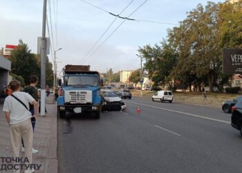 Кропивницький: зранку на Вокзальній сталася ДТП. Водій Volkswagen в’їхав у ЗІЛ та втік