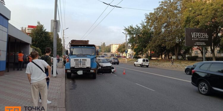 Кропивницький: зранку на Вокзальній сталася ДТП. Водій Volkswagen в’їхав у ЗІЛ та втік