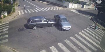 У Кропивницькому сталася ДТП: одна з автівок перекинулася