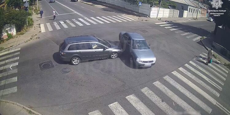 У Кропивницькому сталася ДТП: одна з автівок перекинулася