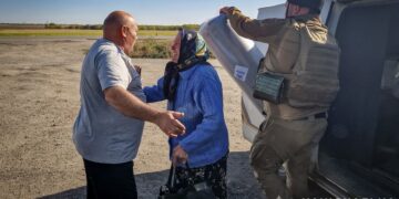 Поліцейські продовжують евакуйовувати мешканців обстрілюваних територій Запоріжжя | Новини Запоріжжя