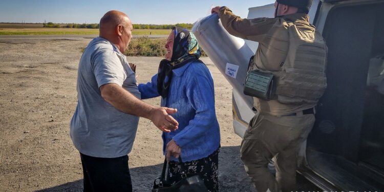 Поліцейські продовжують евакуйовувати мешканців обстрілюваних територій Запоріжжя | Новини Запоріжжя