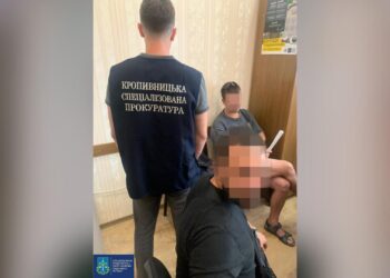 У Кропивницькому затримали військовослужбовця, який дав поліцейській хабар за закриття справи