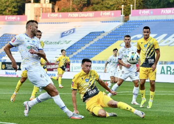 Андрій Ярмоленко наближається до Владислава Ващука