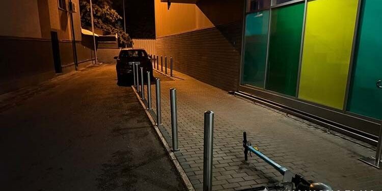 Біля торговельного центру у Тернополі авто збило юнака