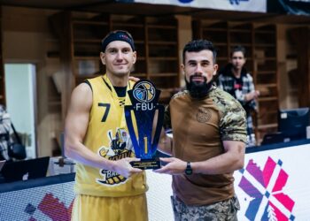 Боєць Інтернаціонального легіону нагородив учасників благодійного турніру в Івано-Франківську – Федерація баскетболу України