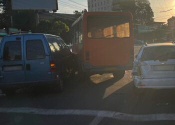 Водій пасажирської маршрутки зіткнувся з двома легковиками на вулиці Соборна у Кропивницькому: у поліції розповіли подробиці – ФОТО