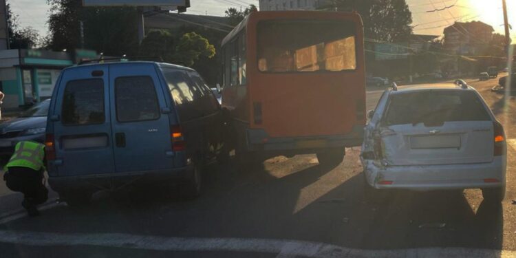 Водій пасажирської маршрутки зіткнувся з двома легковиками на вулиці Соборна у Кропивницькому: у поліції розповіли подробиці – ФОТО