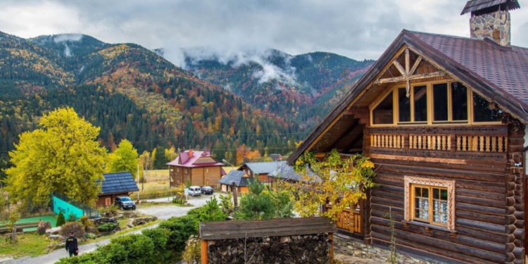 Чи оподатковується ПДФО сума туристичного збору, компенсована роботодавцем працівникові та включена до вартості його проживання у від