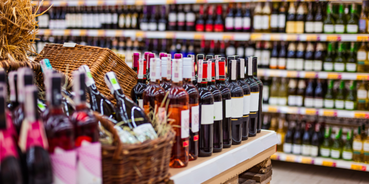 Чи встановлюються у період воєнного стану обмеження щодо торгівлі алкогольними напоями у визначений час доби?