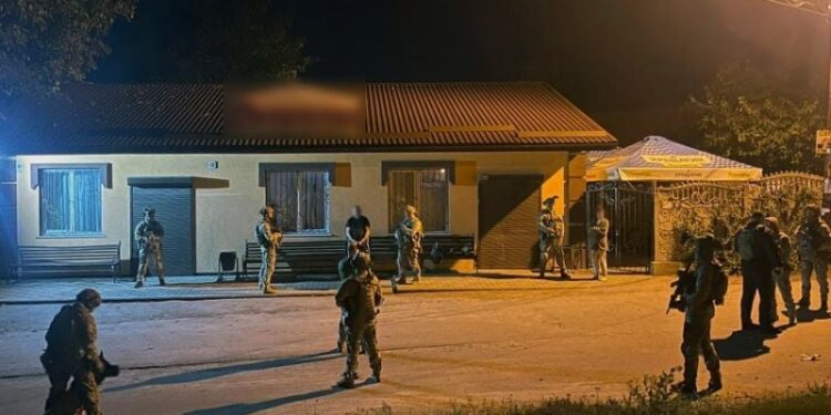 Чоловік випустив з автомата Калашникова 60 набоїв: поранено поліцейського та цивільного —Хмельнитчина