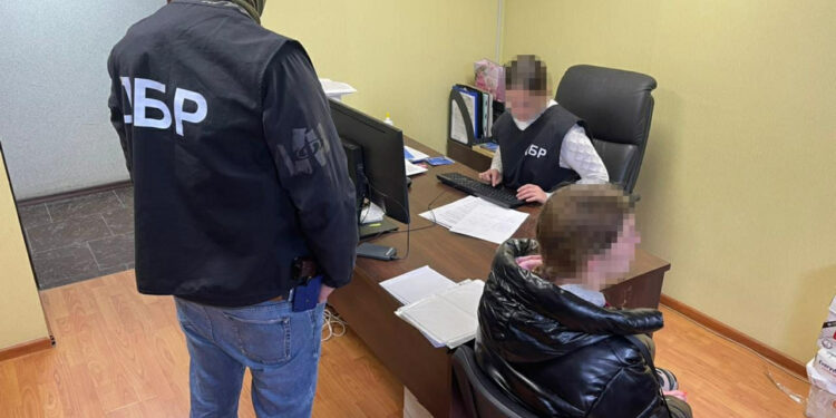 ДБР Полтави викрило податківицю, яка працювала на окупантів