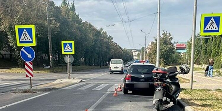 ДТП у Тернополі – жінка у лікарні після зіткнення мотороллера з авто